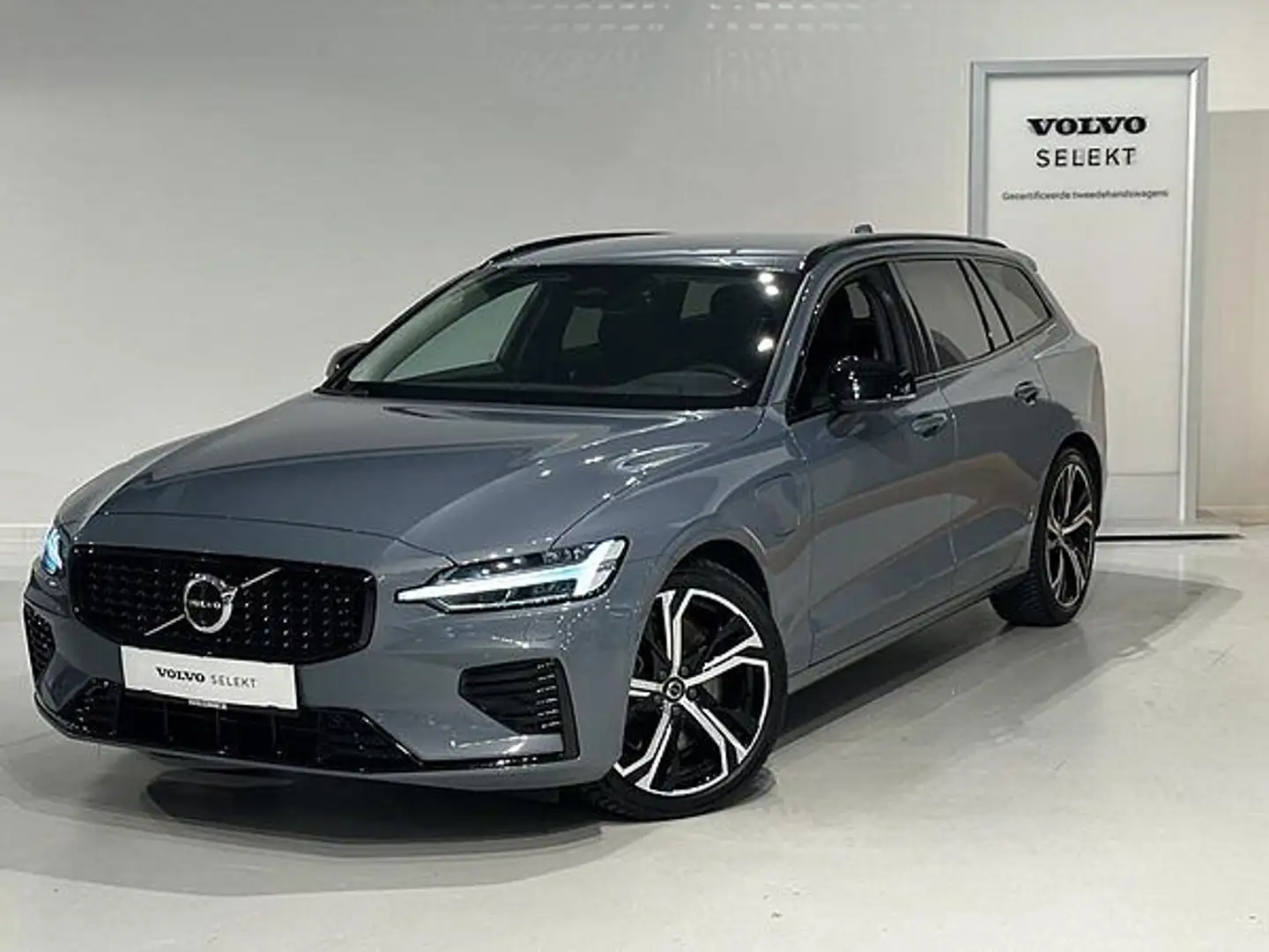 Volvo V60 T6 Recharge Plus Dark Grijs - 1