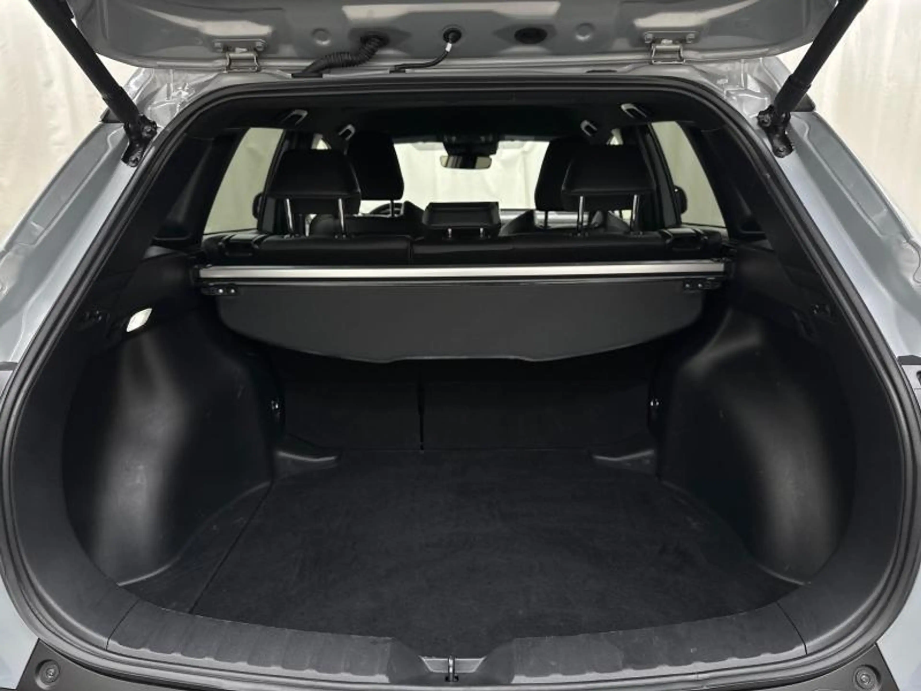 Toyota Corolla Cross 140hp HEV Style Luxury | winter pack — photo 11