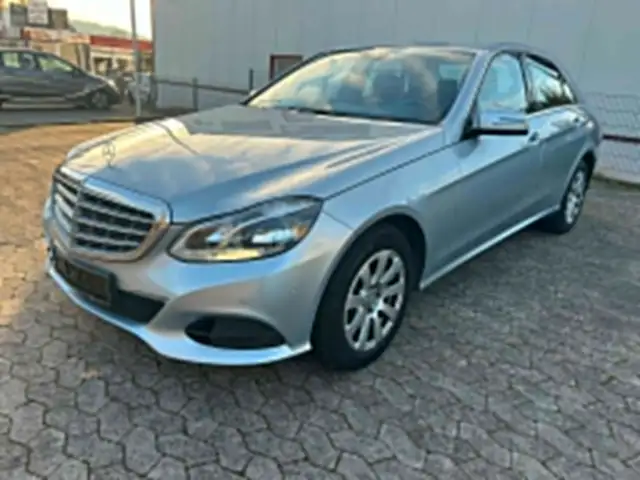 Mercedes-Benz E 220 E220 CDI PDC + SHZ+ LEDER + NAVI+ TEMP