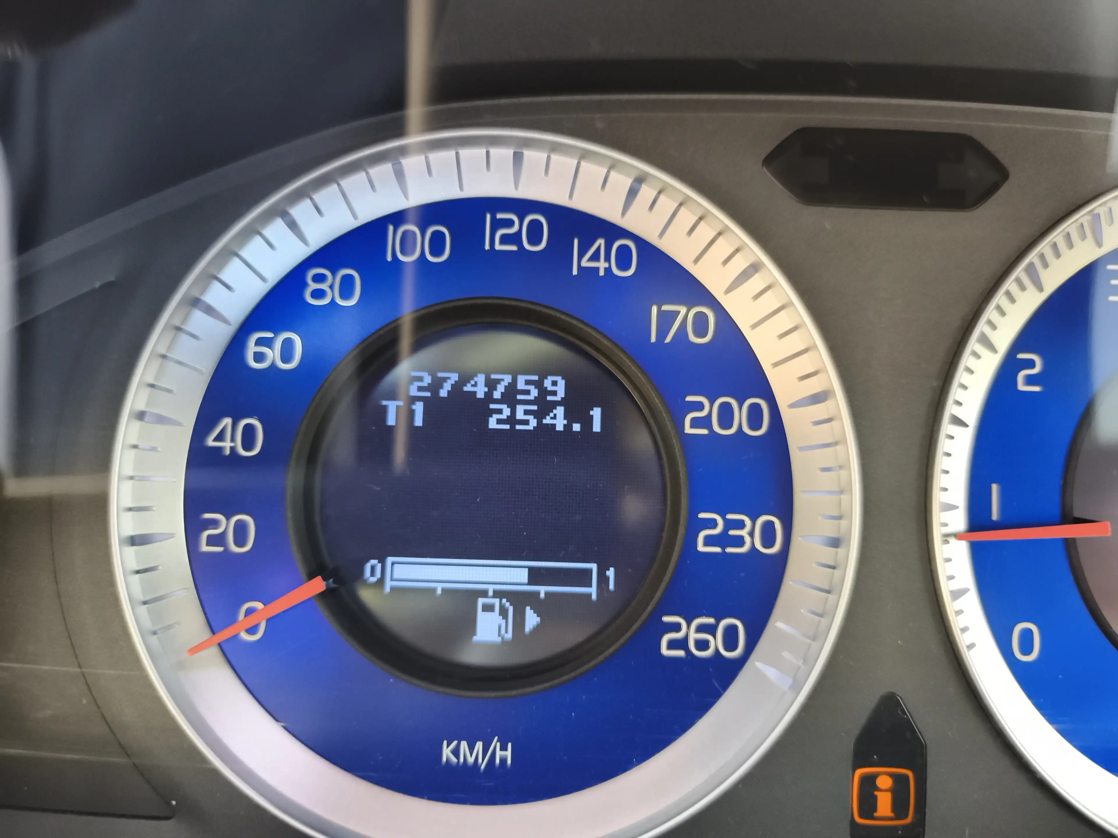Volvo V70 2.0T R-Edition — photo 14