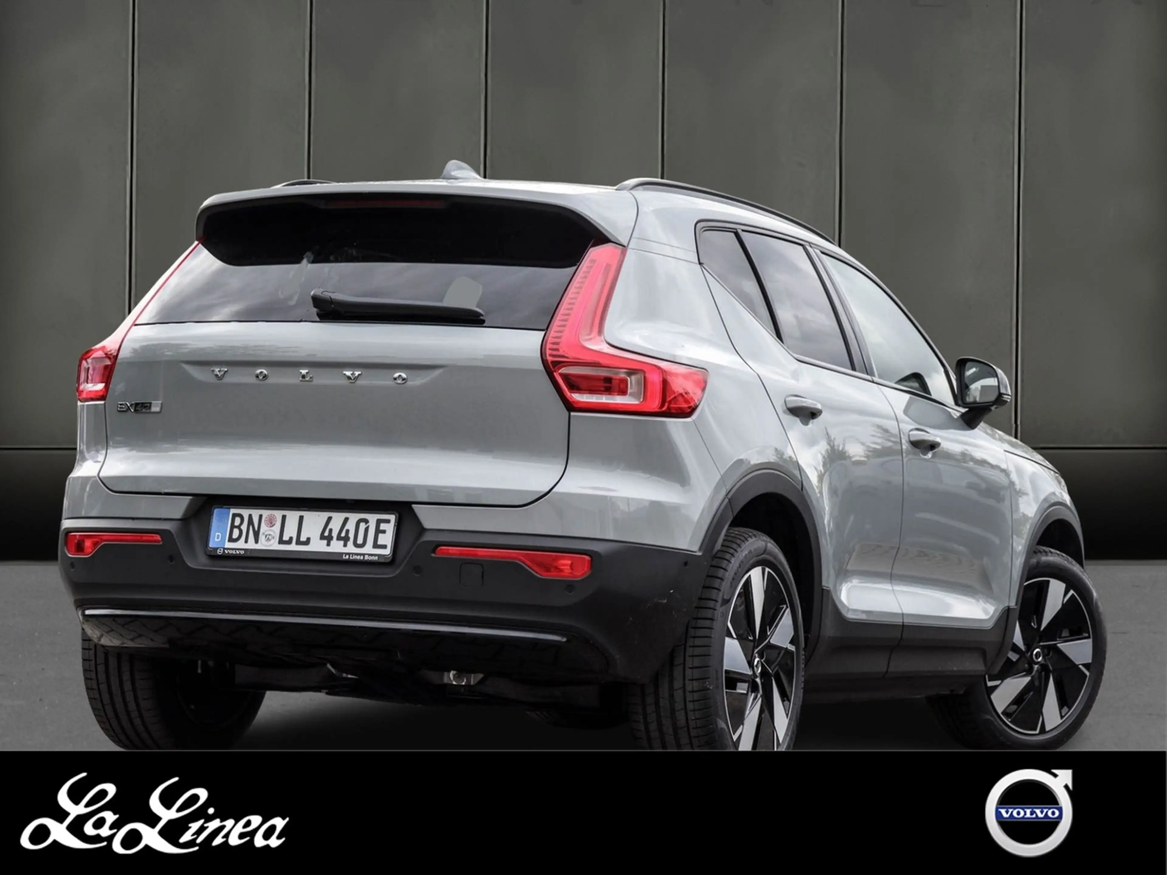 Volvo EX40 Single Extended Range RWD Plus Dark 360 Parkkam... — photo 2