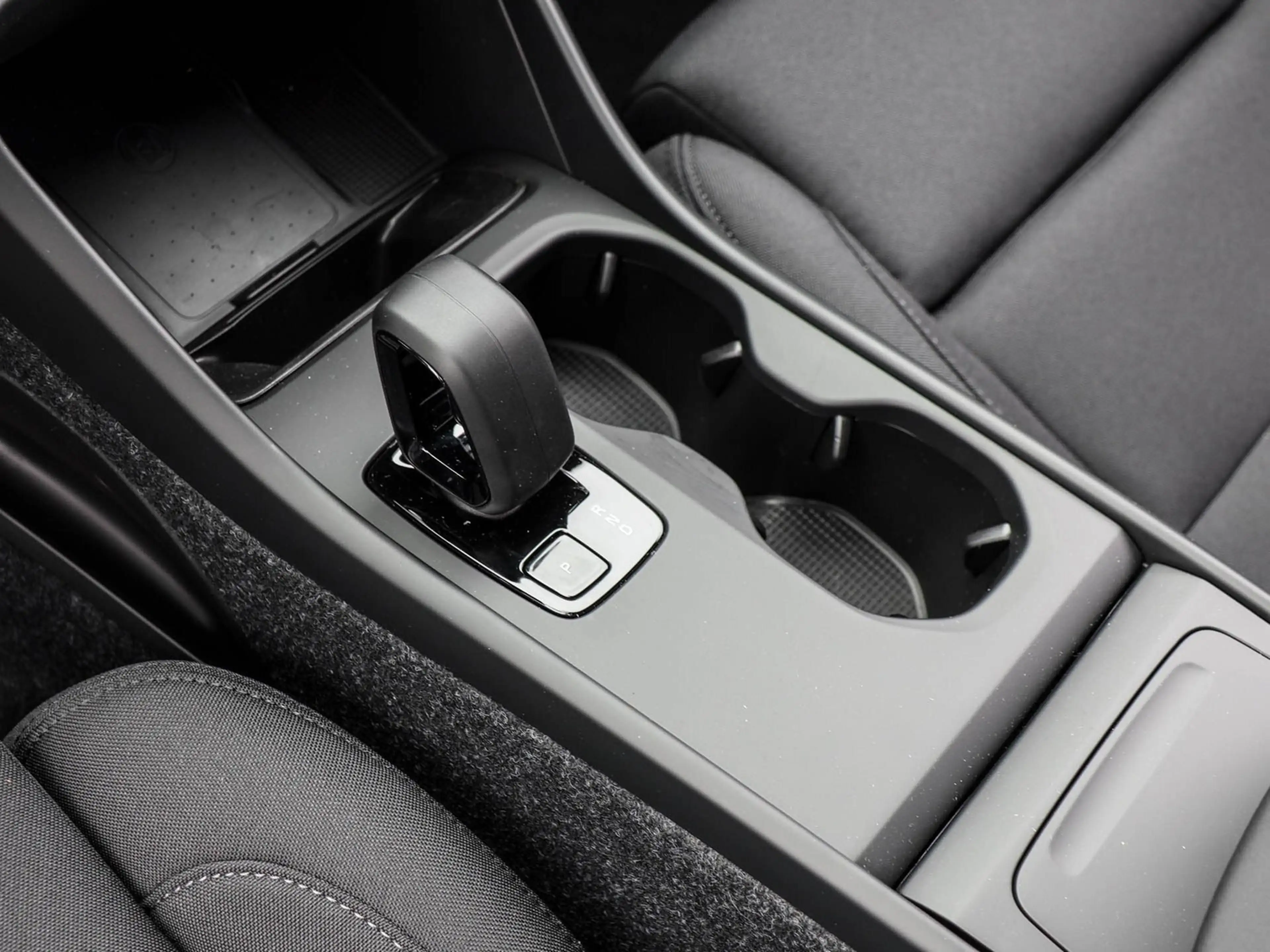 Volvo EX40 Single Extended Range RWD Plus Dark 360 Parkkam... — photo 10