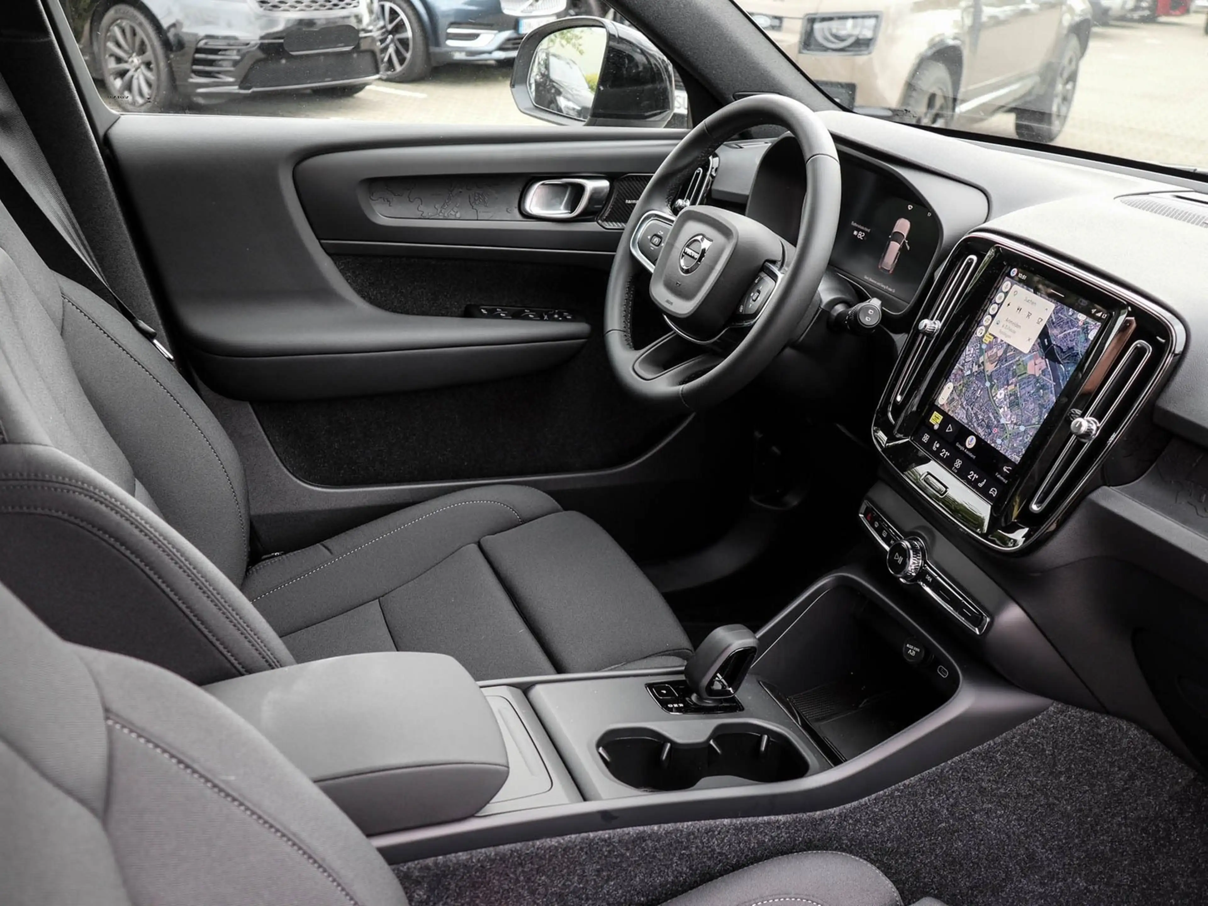 Volvo EX40 Single Extended Range RWD Plus Dark 360 Parkkam... — photo 3