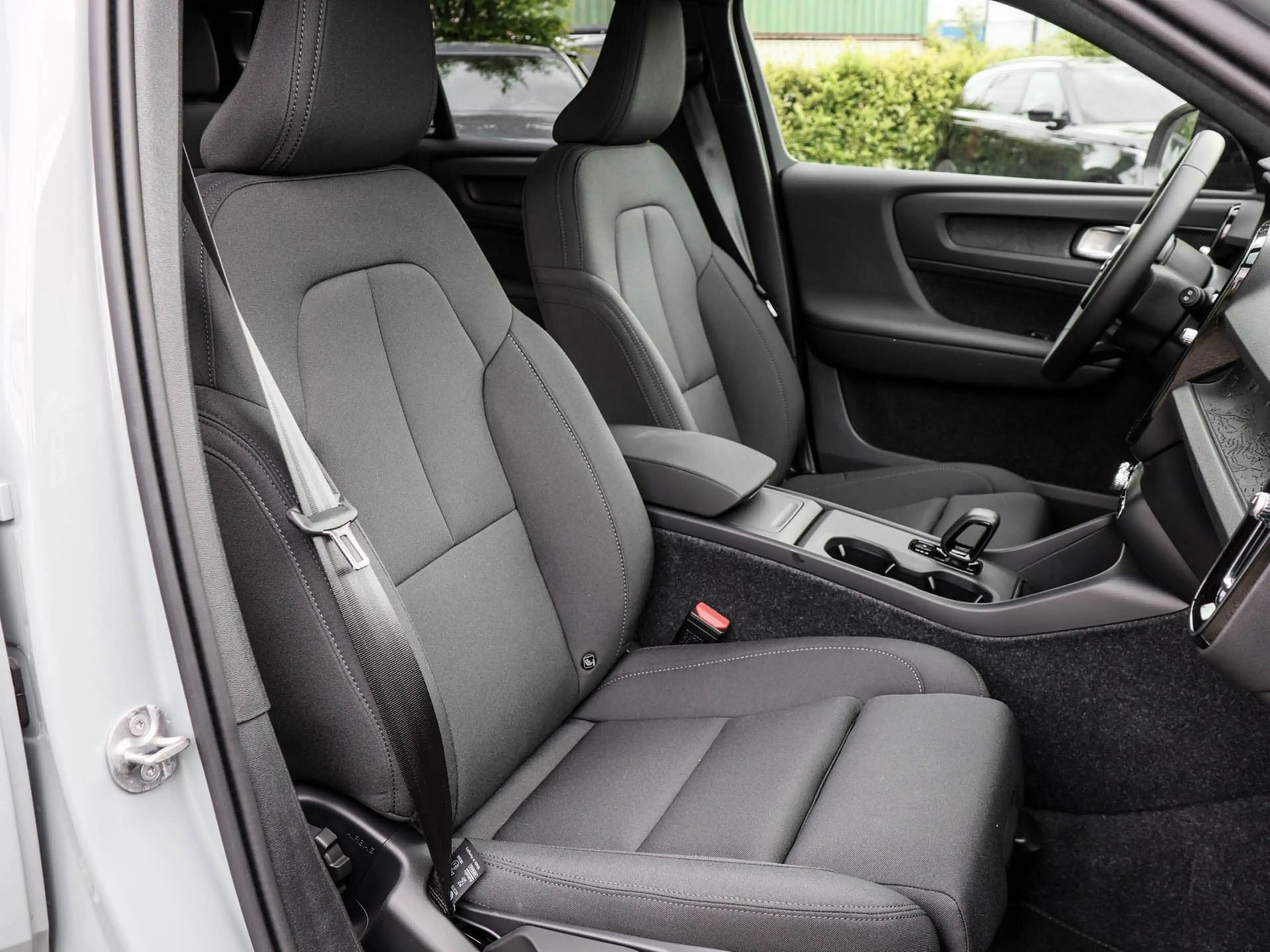 Volvo EX40 Single Extended Range RWD Plus Dark 360 Parkkam... — photo 6