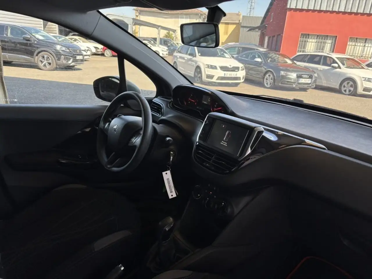 Peugeot 208 208 — photo 21