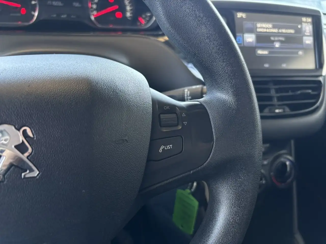 Peugeot 208 208 — photo 12
