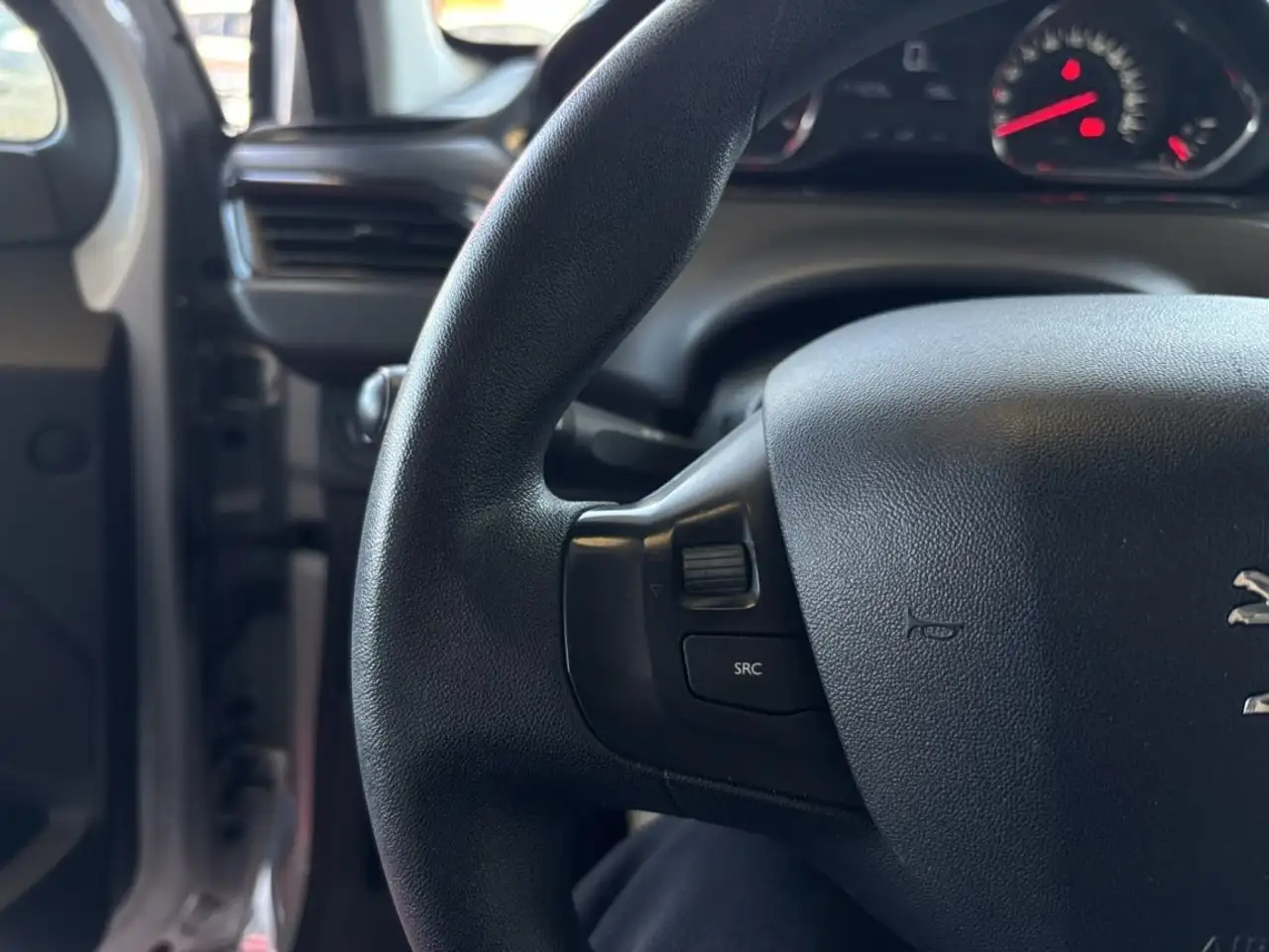 Peugeot 208 208 — photo 11