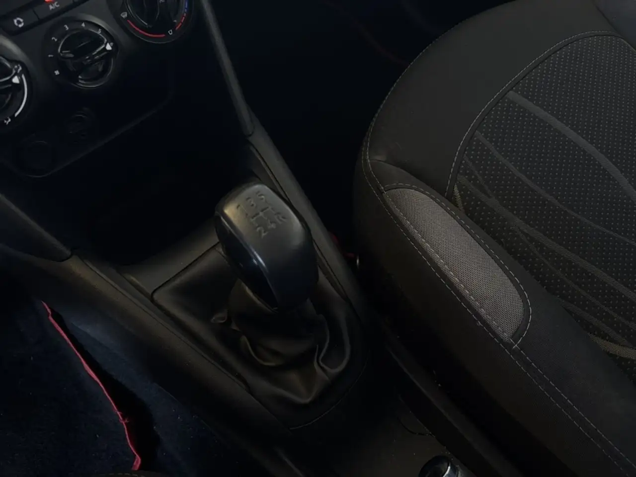 Peugeot 208 208 — photo 17