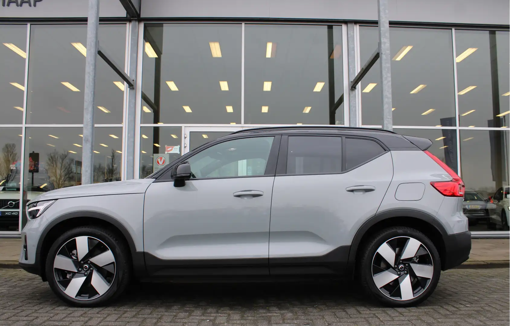Volvo XC40 Extended Range Ultimate 82 kWh | Schuif/kanteldak Gris - 2