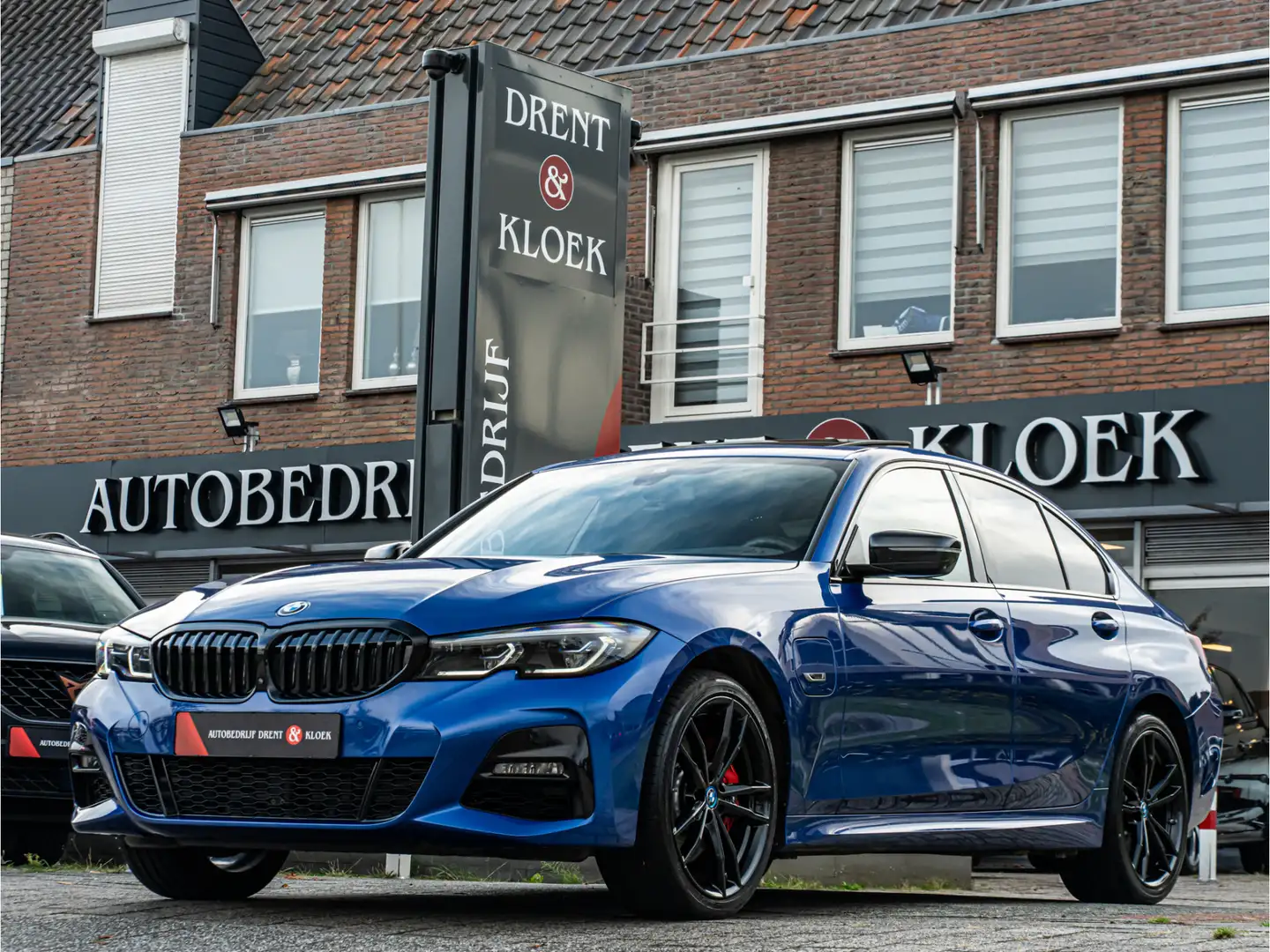 BMW 330 3-serie 330e xDrive High Exe M-Sport PANO LASER ME Blauw - 1