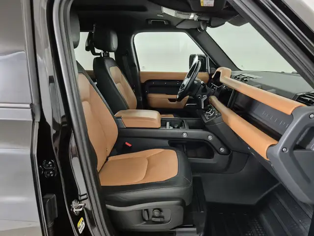 Land Rover Defender view 3