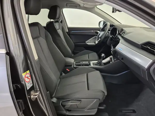Audi Q3 view 10