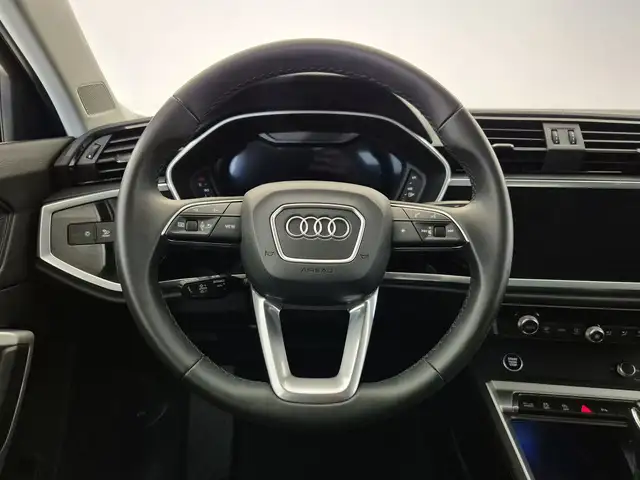 Audi Q3 view 9