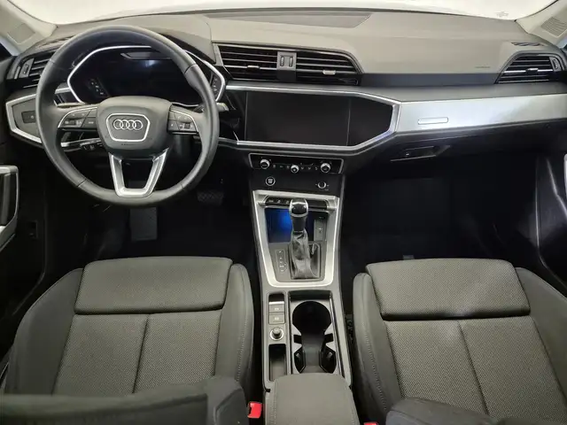 Audi Q3 view 8
