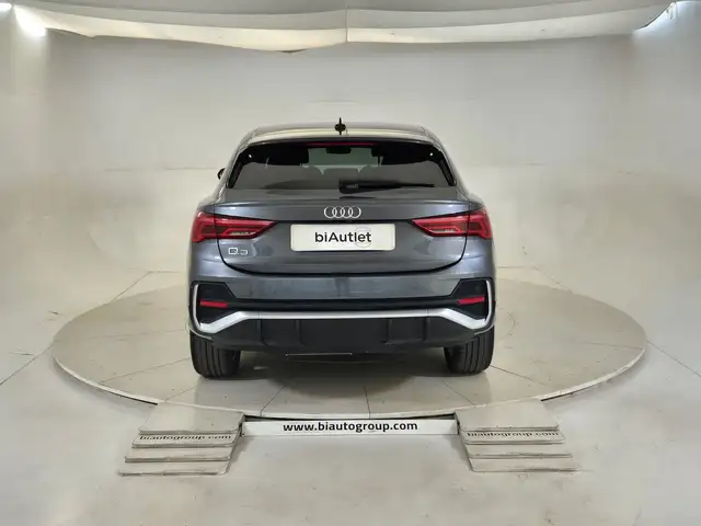 Audi Q3 view 3