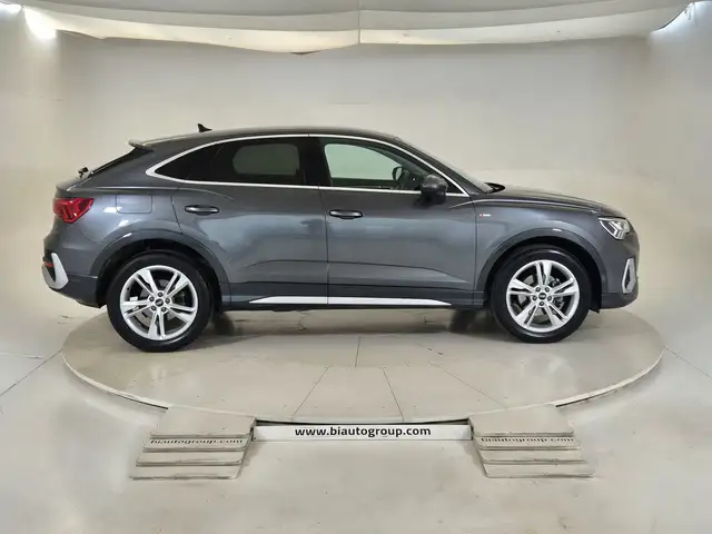 Audi Q3 view 5