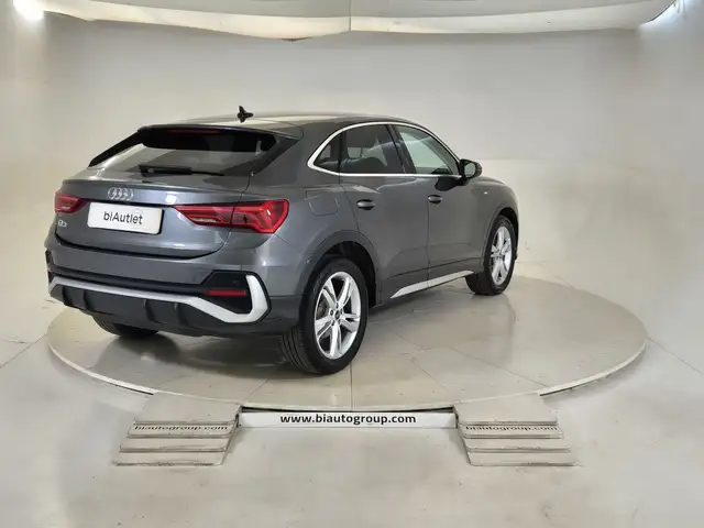 Audi Q3 view 4