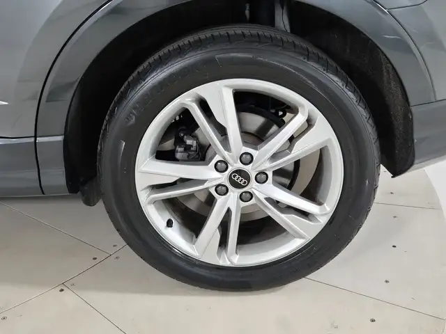 Audi Q3 view 14