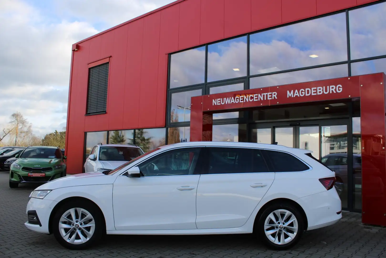Skoda Octavia 2.0TDI DSG Style*AHK*HuD*MATRIX*KAMERA*ACC*VC*4xSH Wit - 2