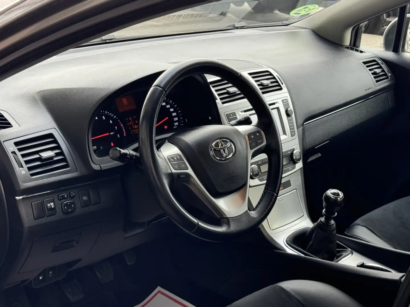 Toyota Avensis 140 Advance Plateado - 2