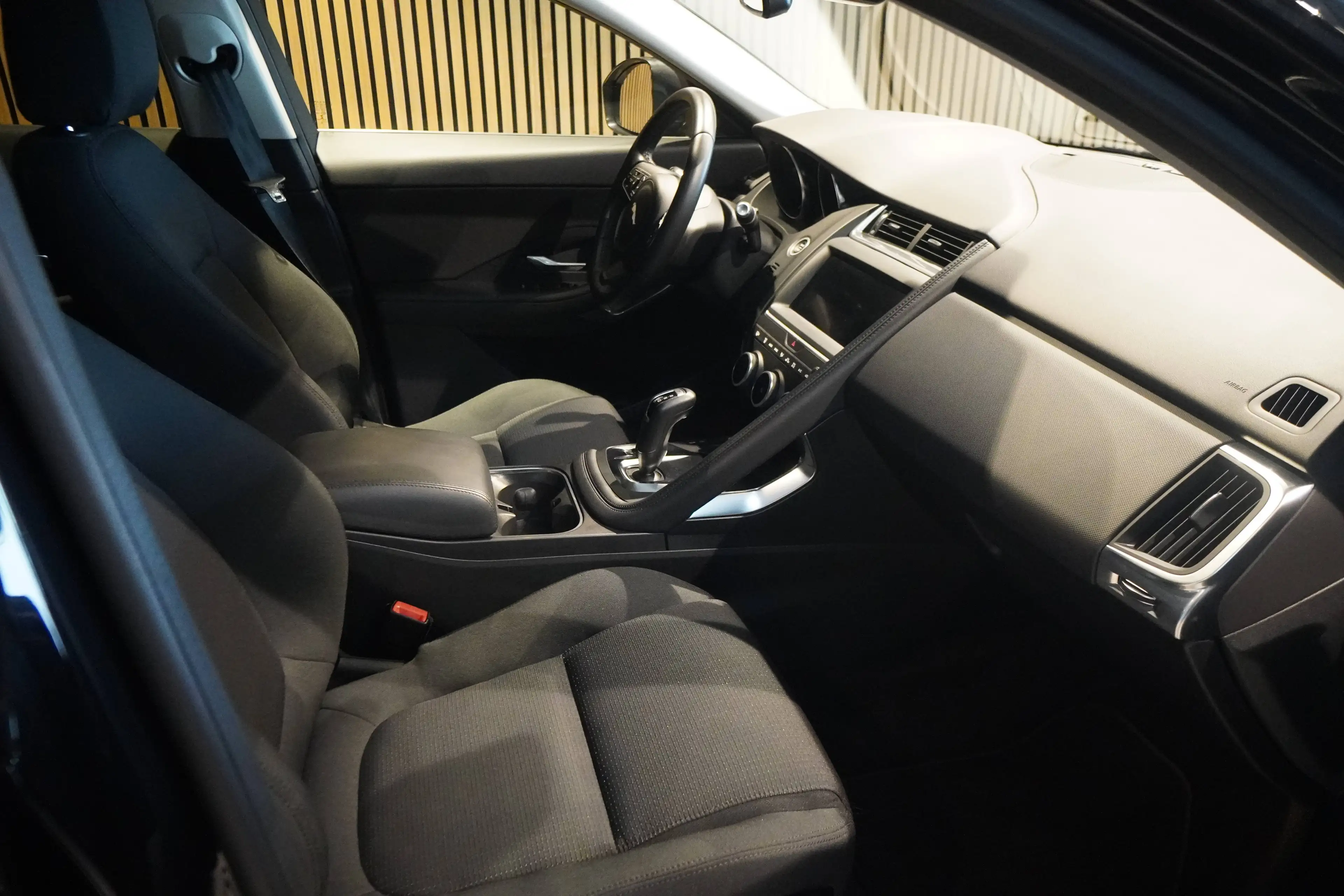 Jaguar E-Pace 2.0 TD AWD - 1 HD-U-Frei-Apple Carplay-Top Zust — photo 5