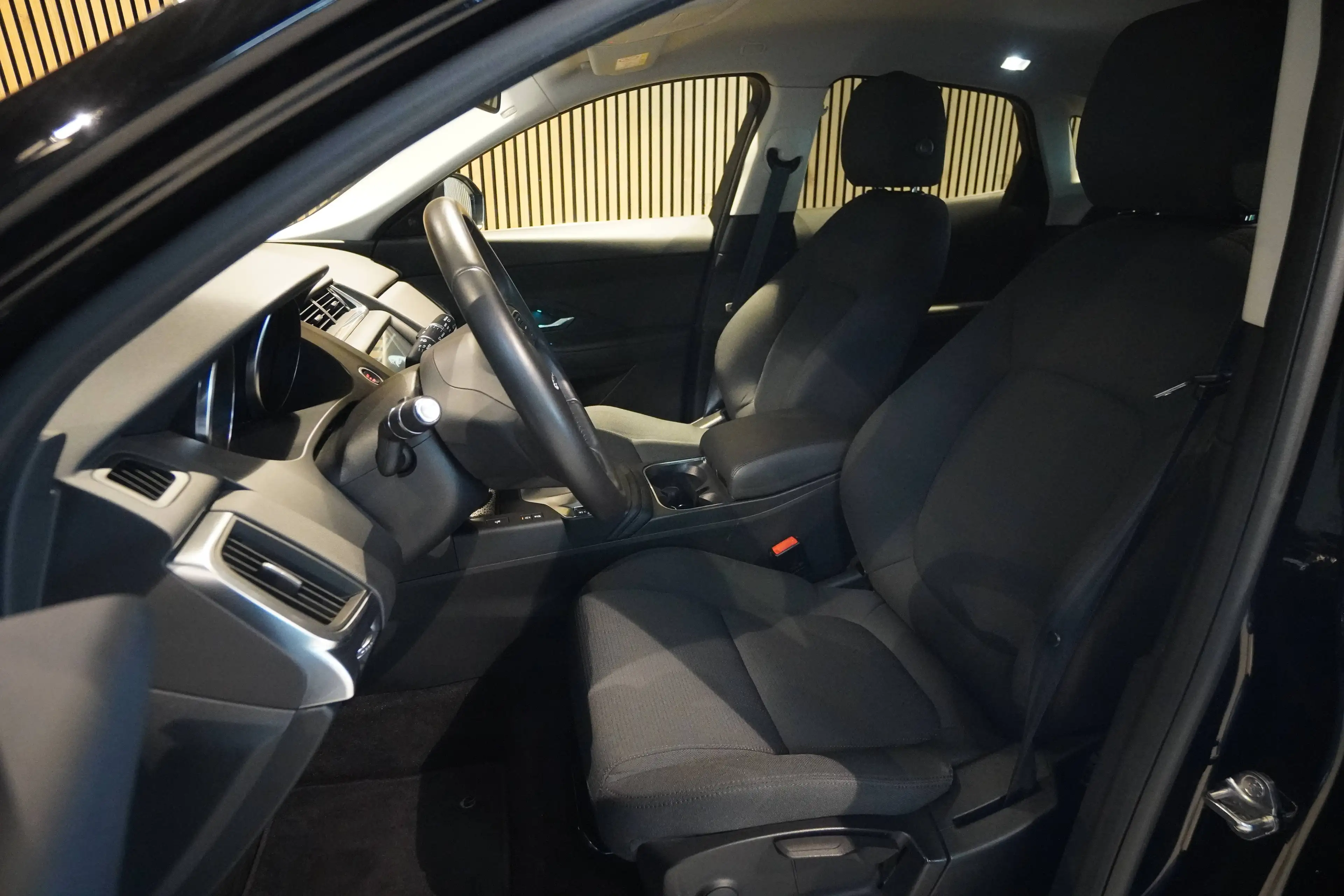 Jaguar E-Pace 2.0 TD AWD - 1 HD-U-Frei-Apple Carplay-Top Zust — photo 6