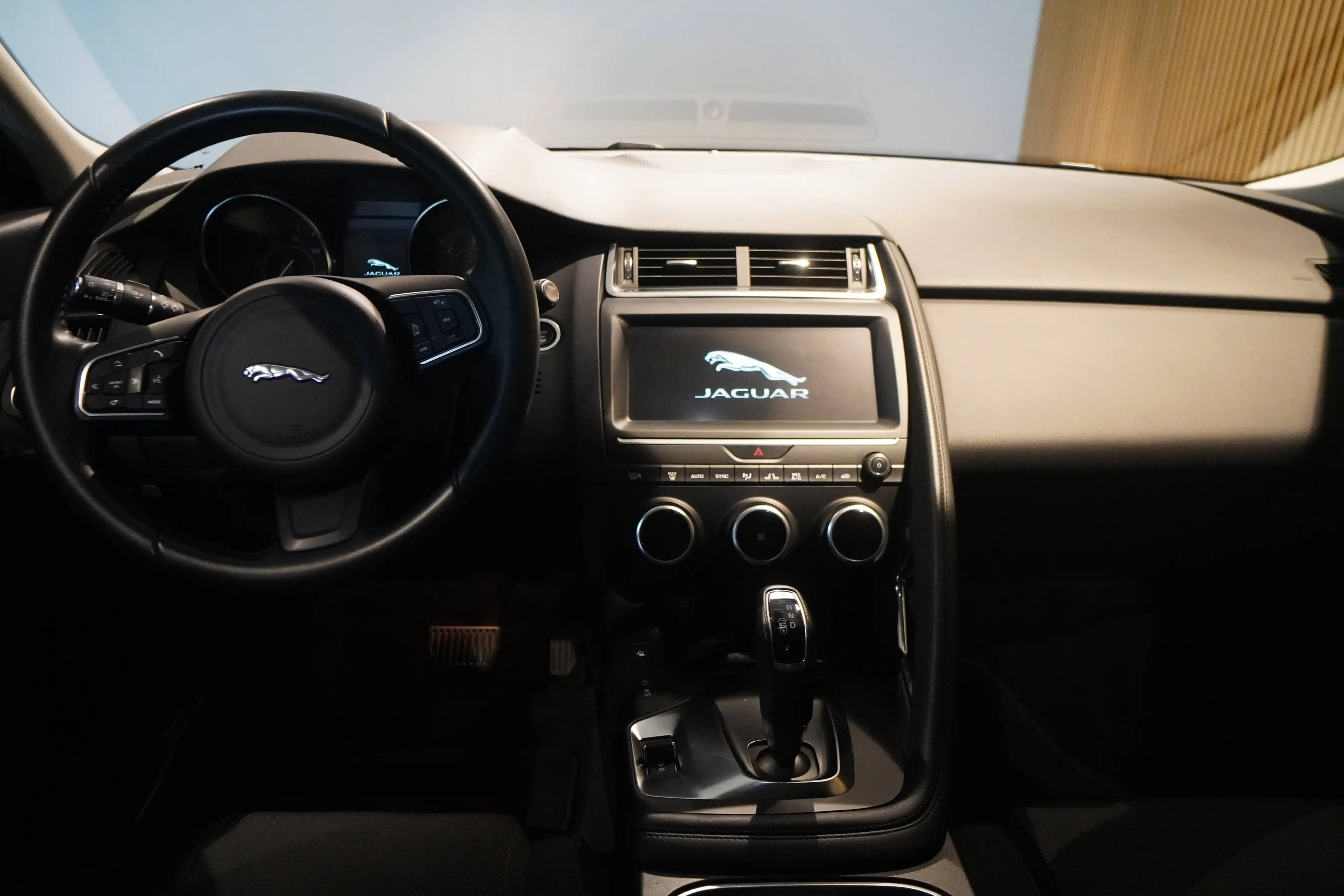 Jaguar E-Pace 2.0 TD AWD - 1 HD-U-Frei-Apple Carplay-Top Zust — photo 8