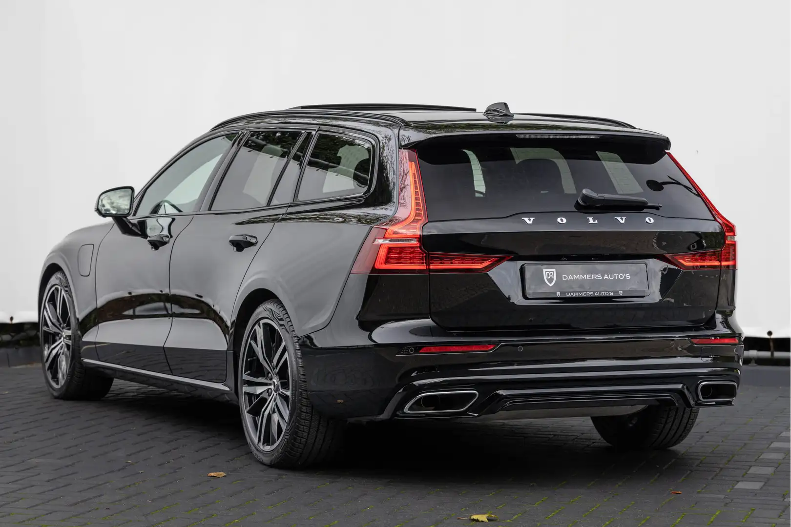 Volvo V60 2.0 T6 Recharge AWD R-Design Pano Trekhaak Harman/ Noir - 2