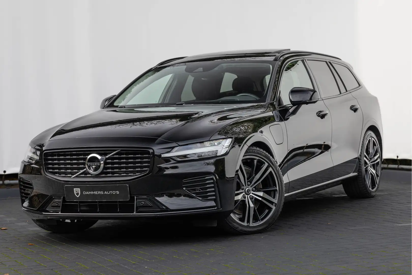 Volvo V60 2.0 T6 Recharge AWD R-Design Pano Trekhaak Harman/ Noir - 1