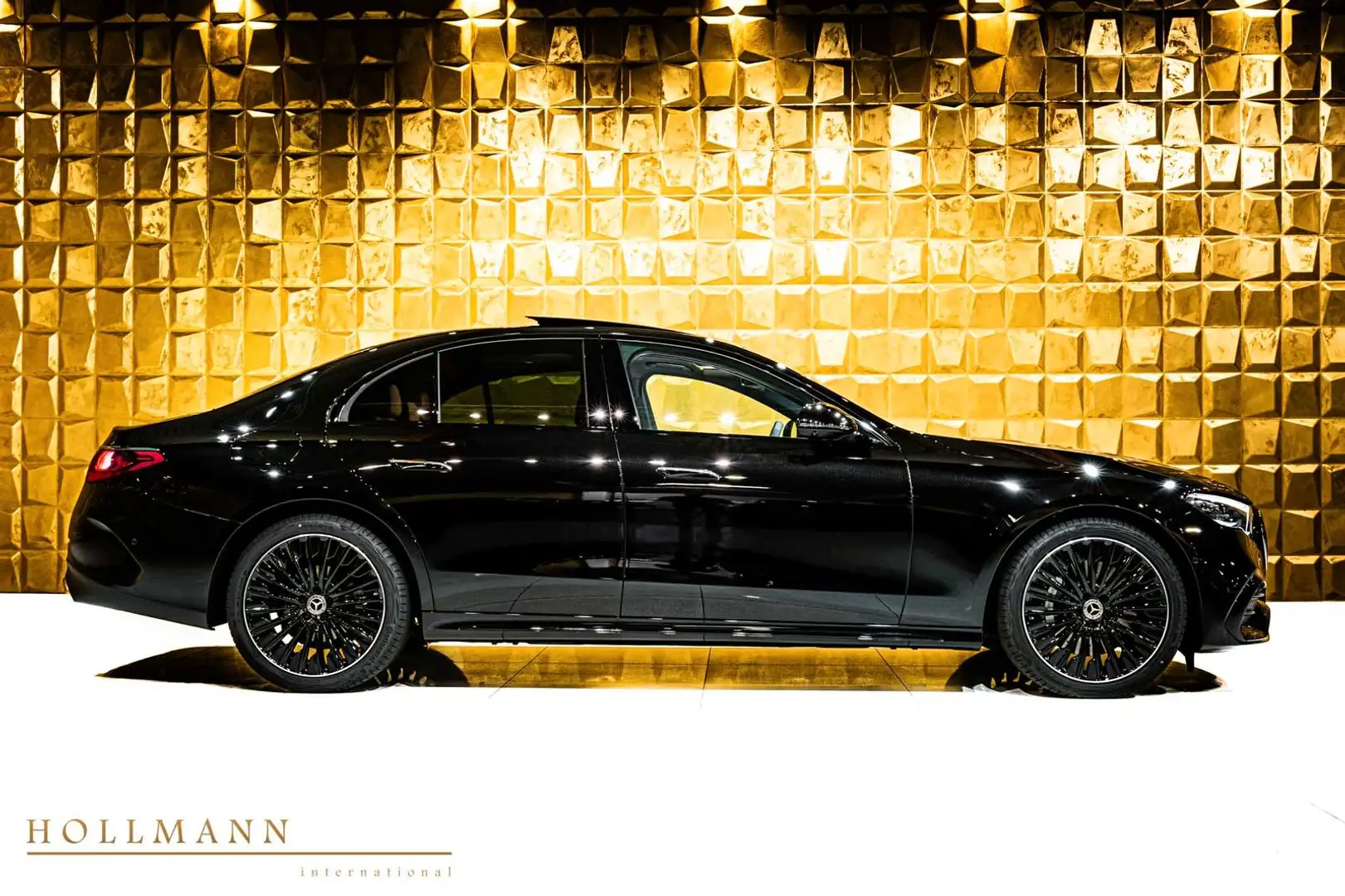 Mercedes-Benz E 200 + AMG LINE PREMIUM PLUS + PANO + MBUX Černá - 2