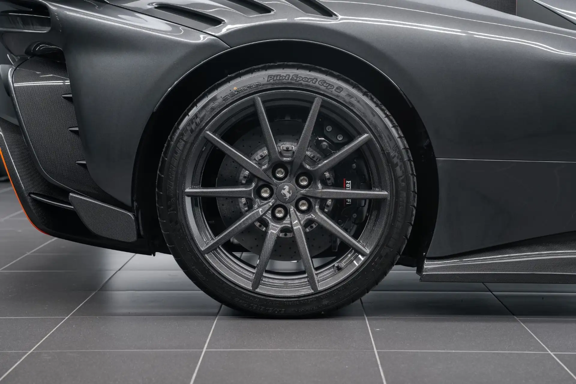 페라리 SF90 XX Stradale Tailor Made 2026 건메탈 사진 5