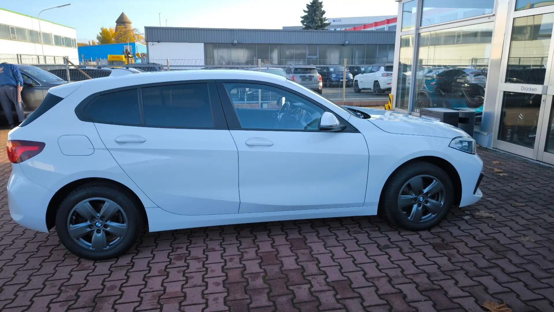 BMW 118 i Limousine F40 Advantage Navi Weiß - 2