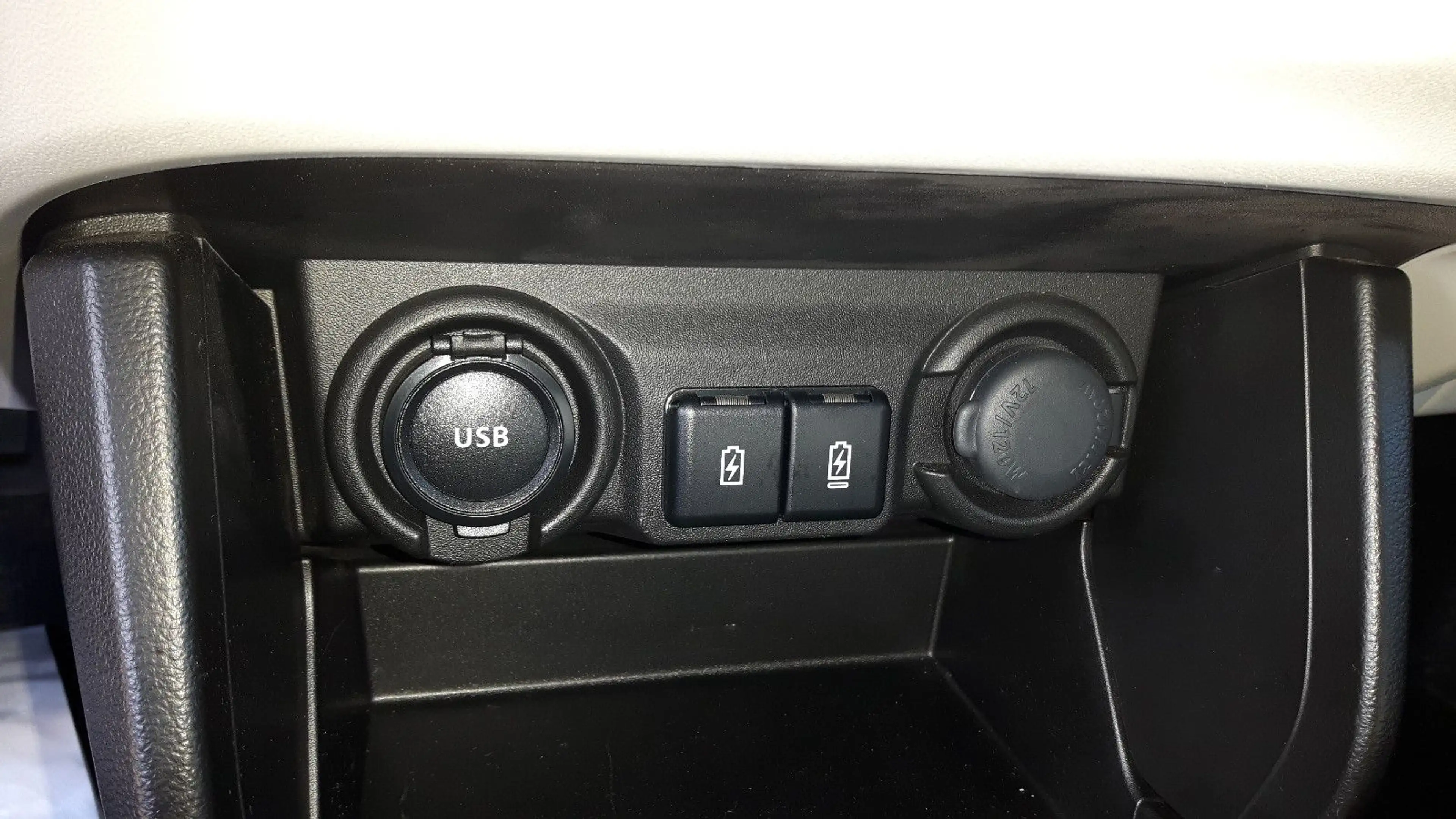 Suzuki Swift 1.2 Dualjet Hybrid 61 kW Comfort — photo 12