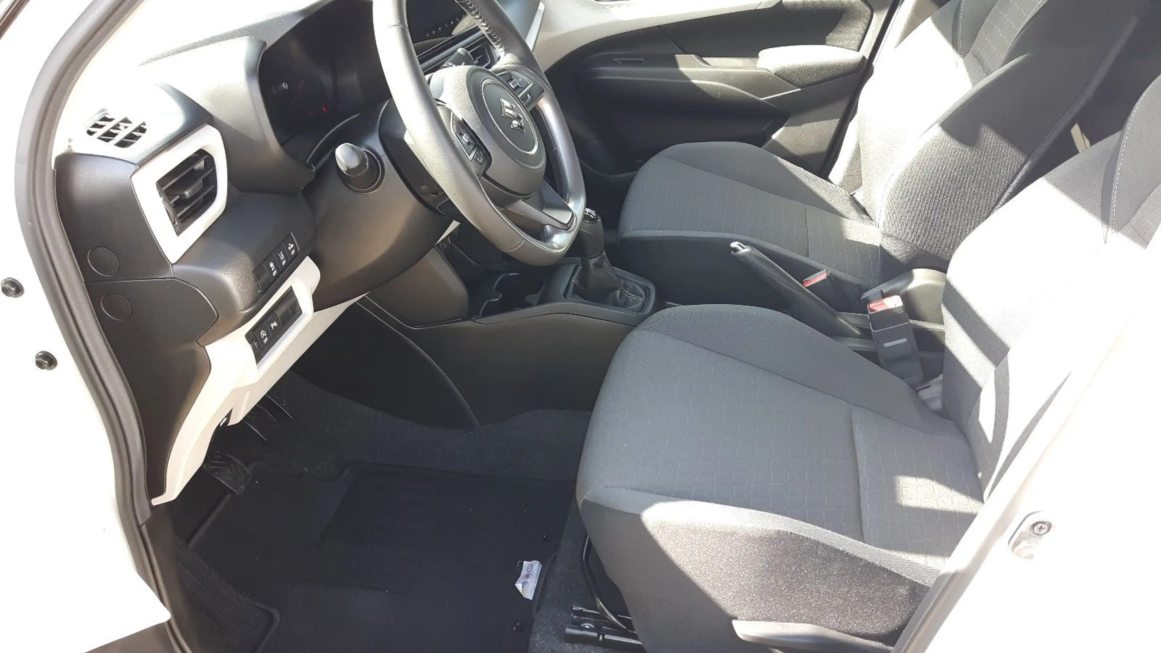 Suzuki Swift 1.2 Dualjet Hybrid 61 kW Comfort — photo 7