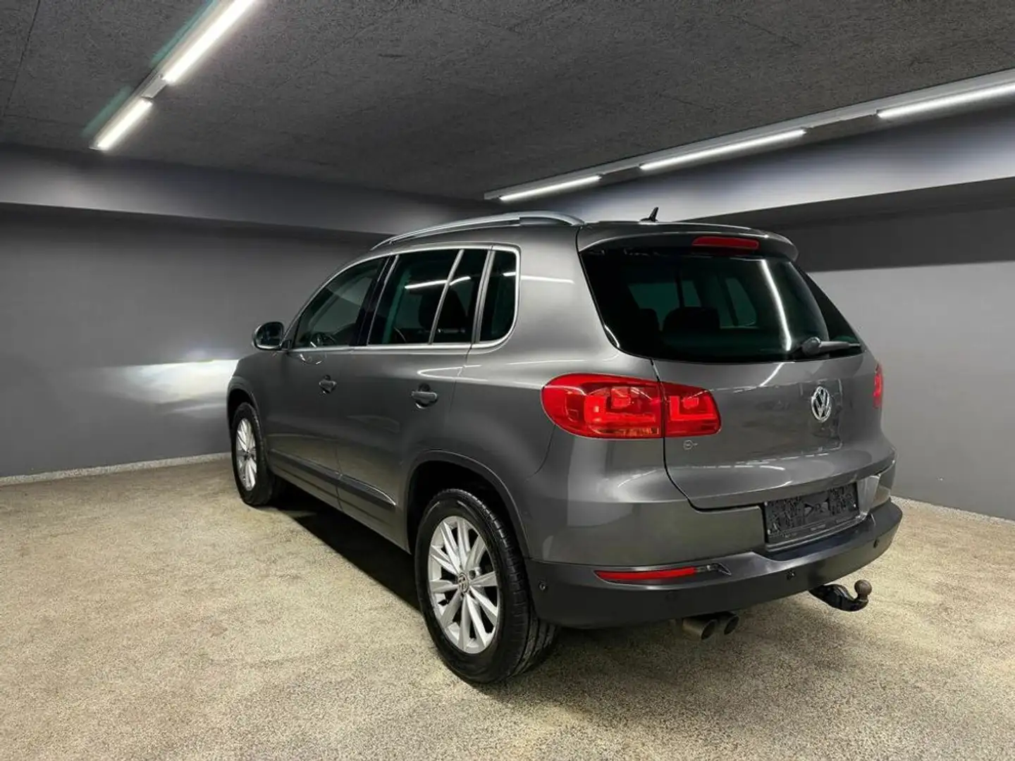 Volkswagen Tiguan 2,0 TDI BMT 4Motion Sky DPF DSG Grau - 2