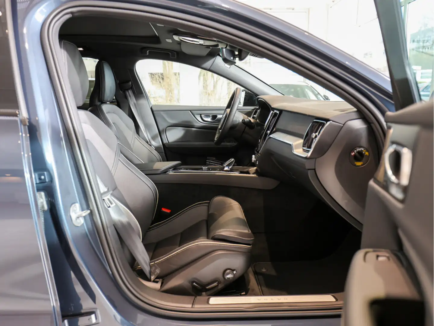 Volvo V60 B4 Plus Dark H/K NAVI W-LAN ACC LED PANO Bleu - 2