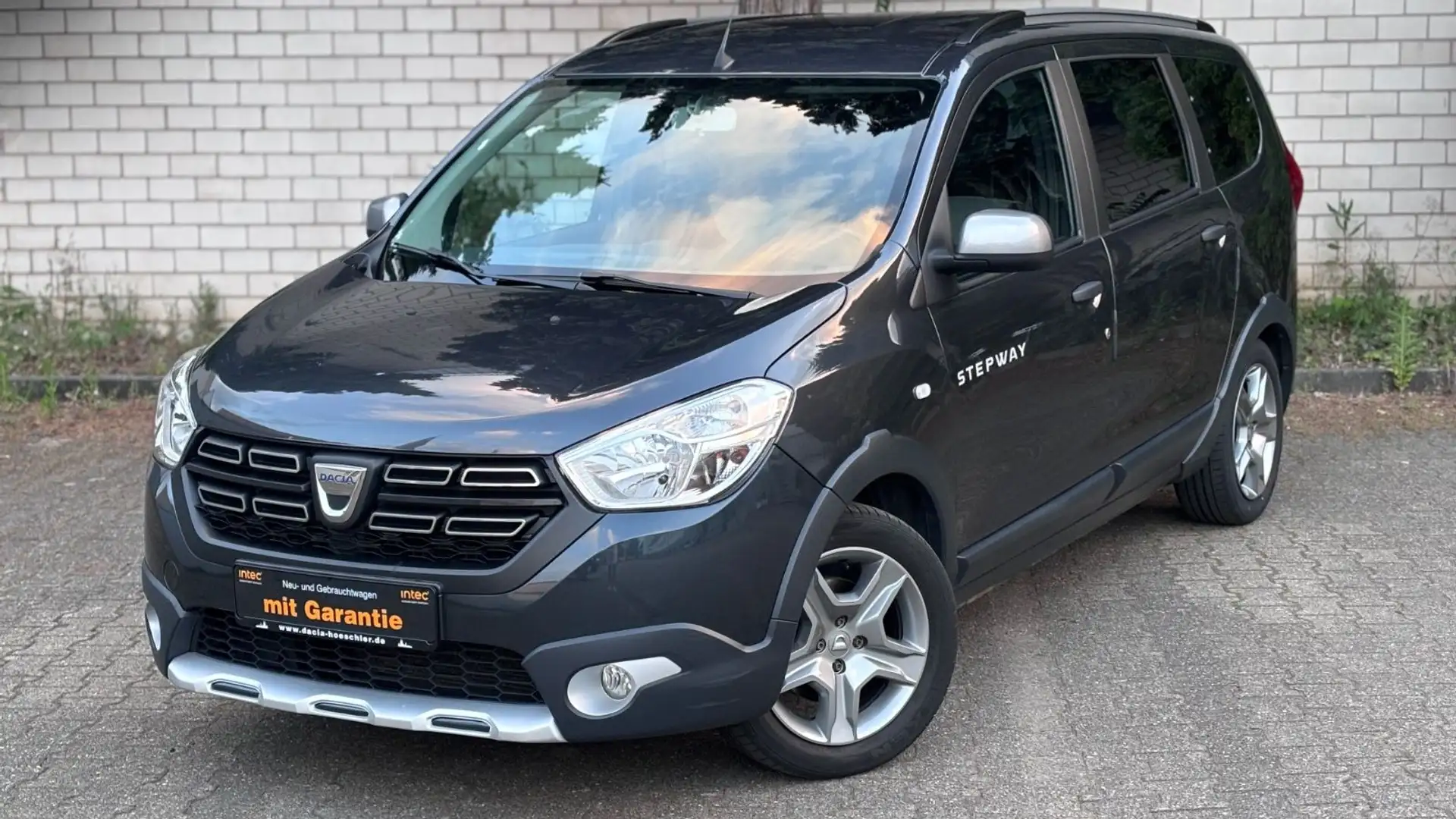 Dacia Lodgy Stepway TCe 130 / 7-Sitzer/Navi/Kamera/SHZ Grau - 2