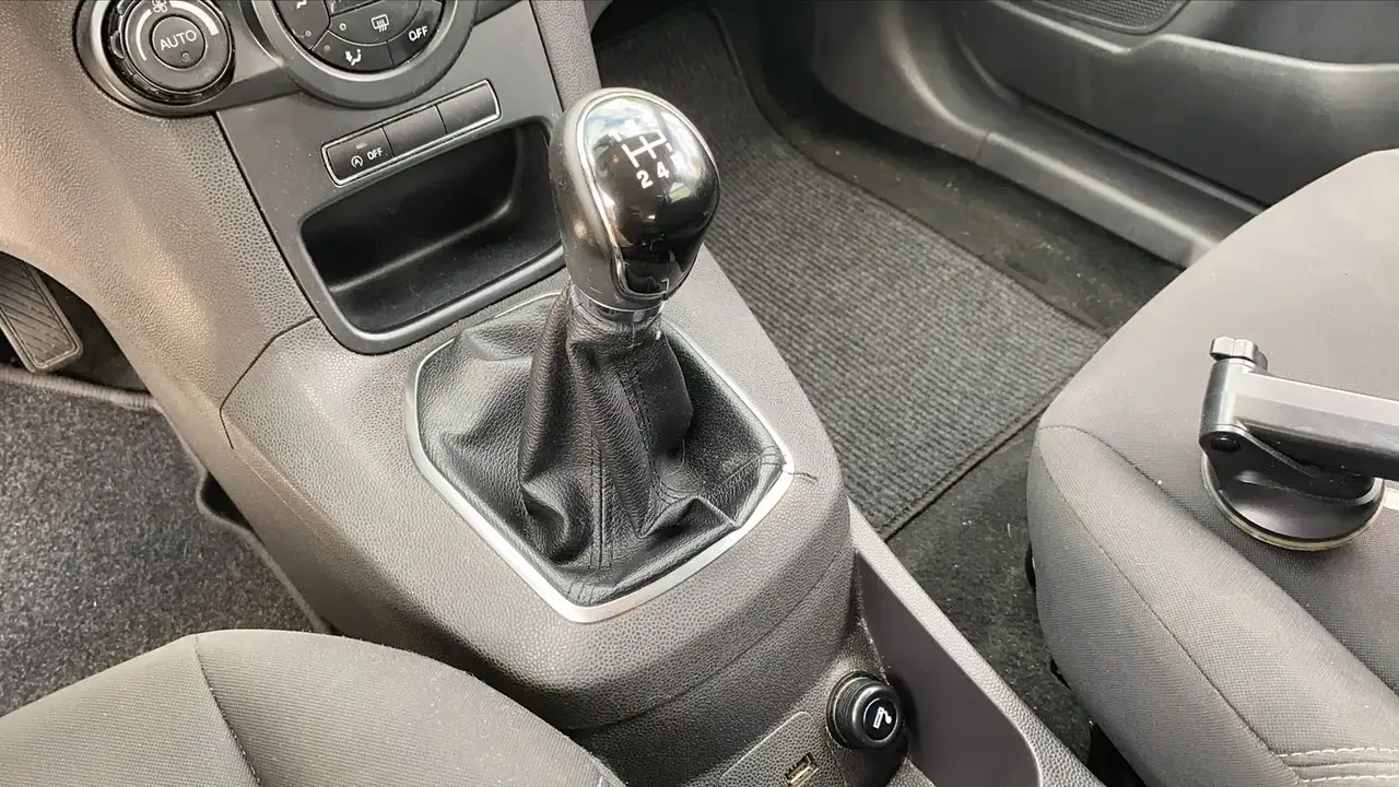 Ford Fiesta 5 portes — photo 28