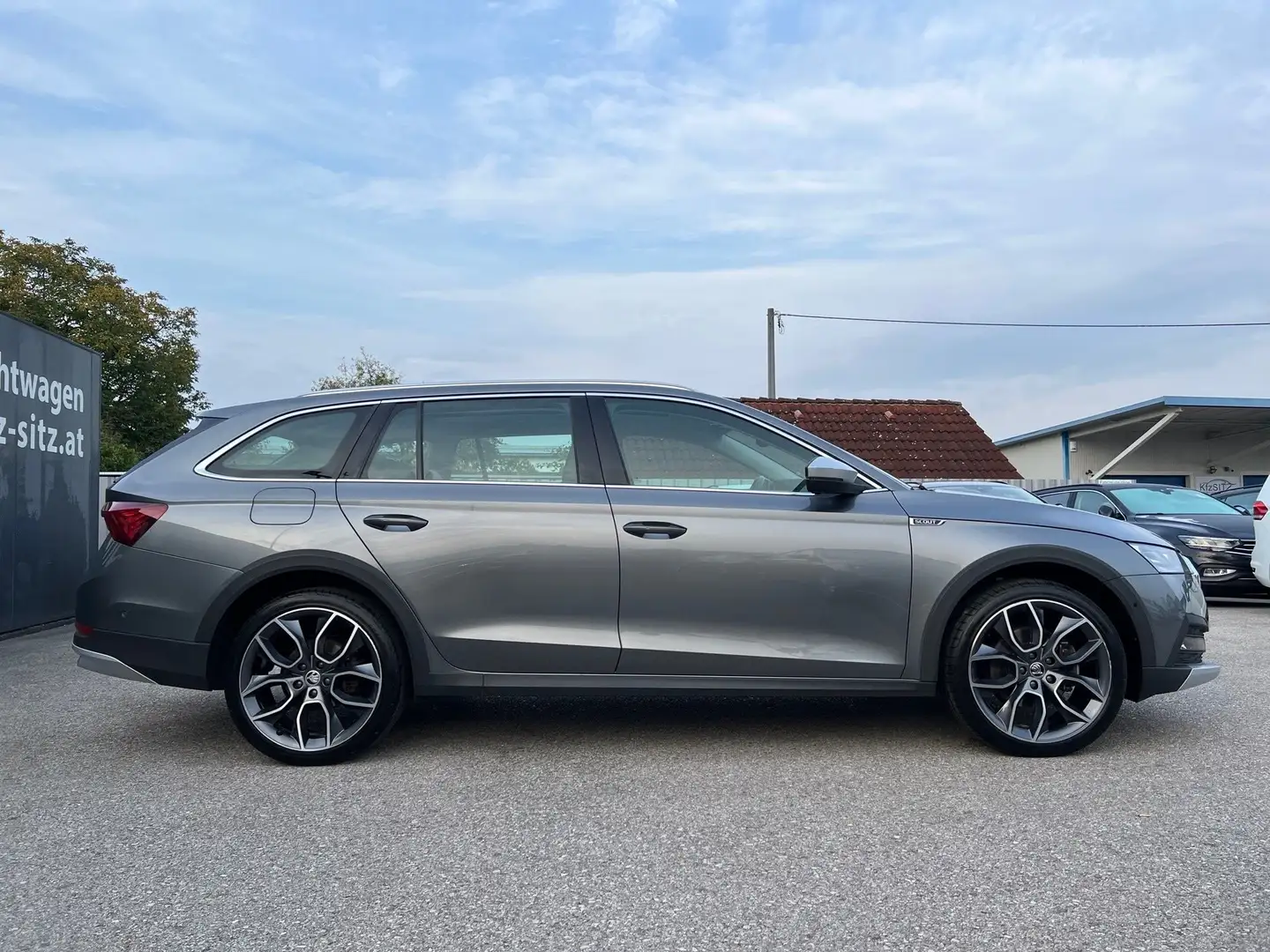 Skoda Octavia Combi 2,0 TDI 4x4 Scout DSG | NP: €62.600 Grau - 2