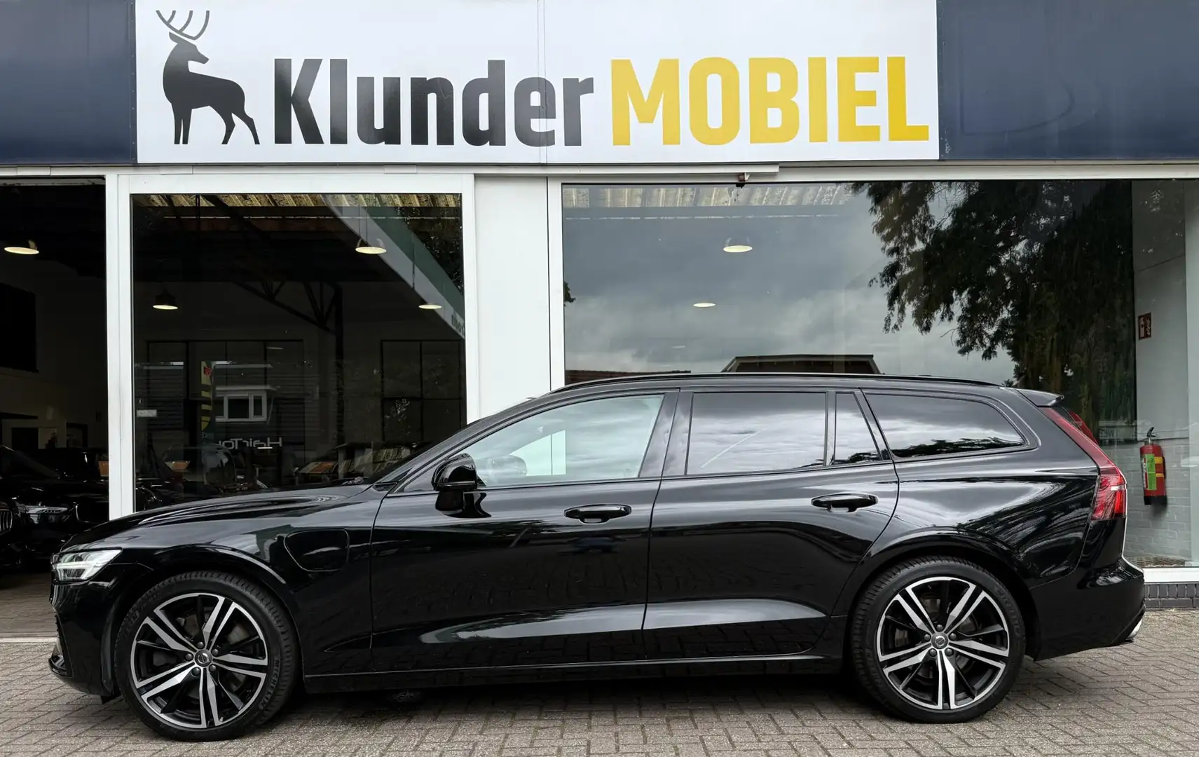 Volvo V60 2.0 T6 Recharge AWD R-Design |Camera|DAB|Trekhaak| Zwart - 2