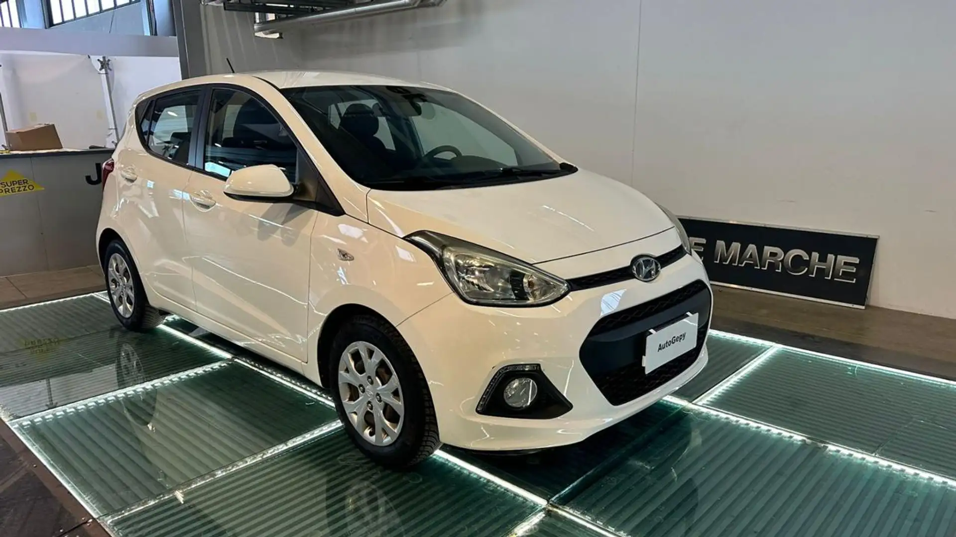 Hyundai i10 1.0 MPI Login Blanc - 1