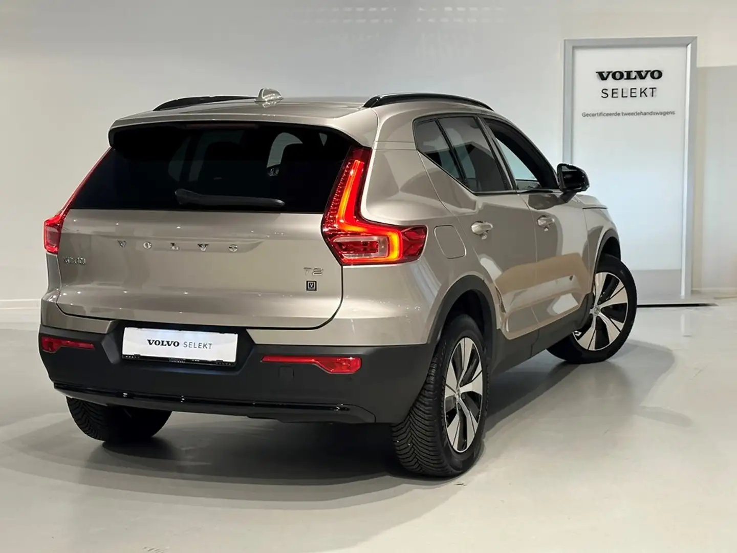 Volvo XC40 T2 Plus Dark + electr zetels Grijs - 2