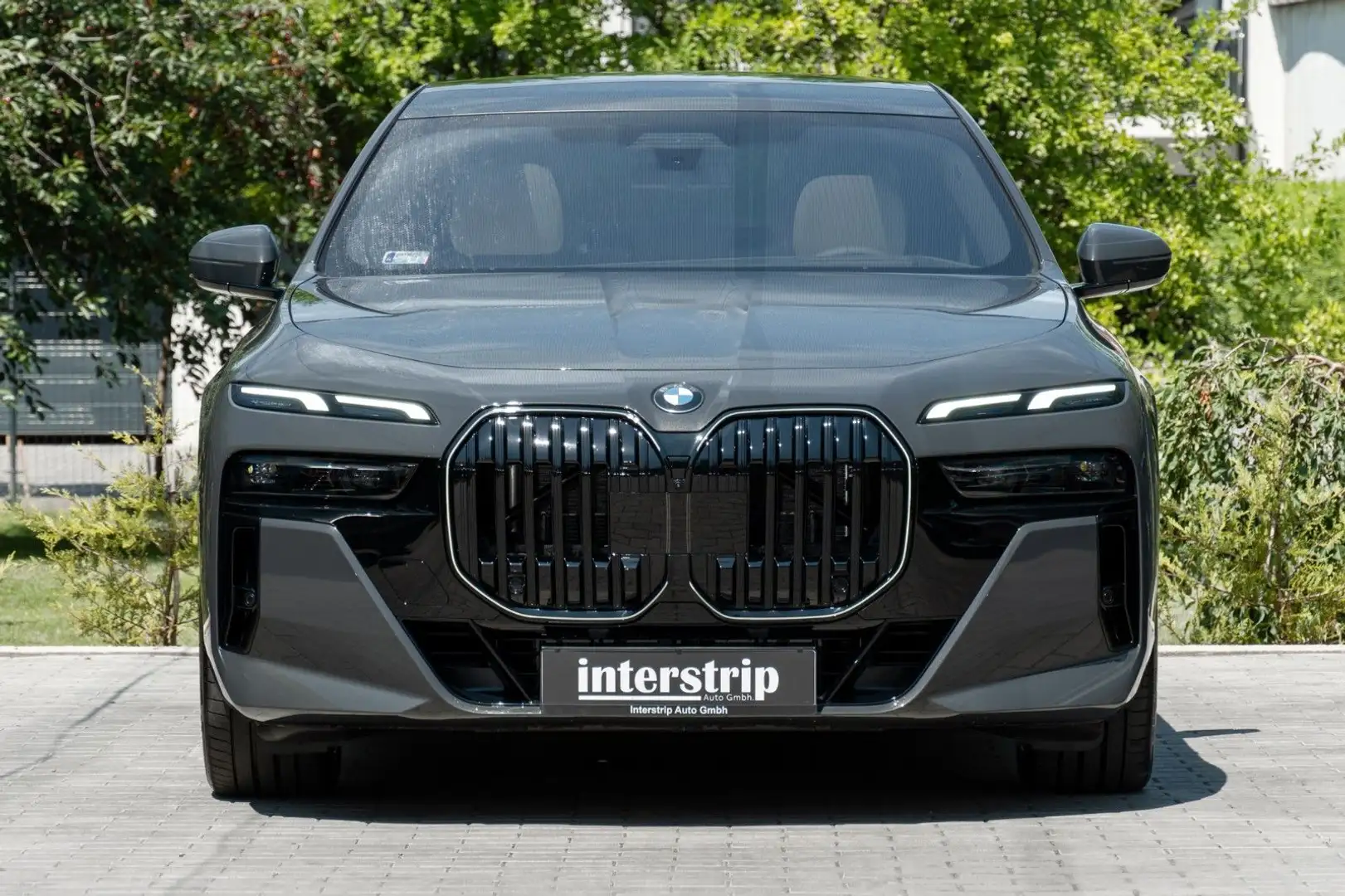BMW 740 d xDrive M SPORT.INDIVIDUAL.SKY.MASSAGE.5/100 Grau - 2