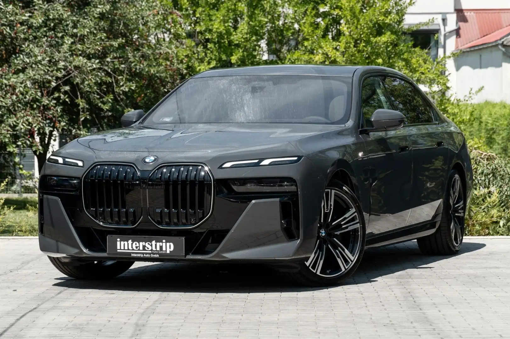 BMW 740 d xDrive M SPORT.INDIVIDUAL.SKY.MASSAGE.5/100 Grau - 1