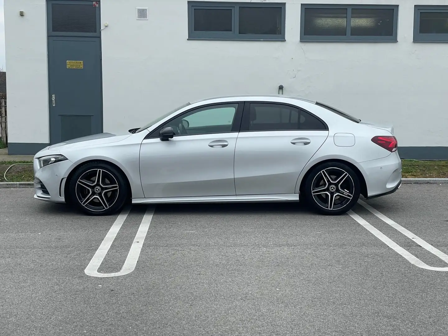Mercedes-Benz A 200 A 200 Limousine Aut. AMG-Line Silber - 1