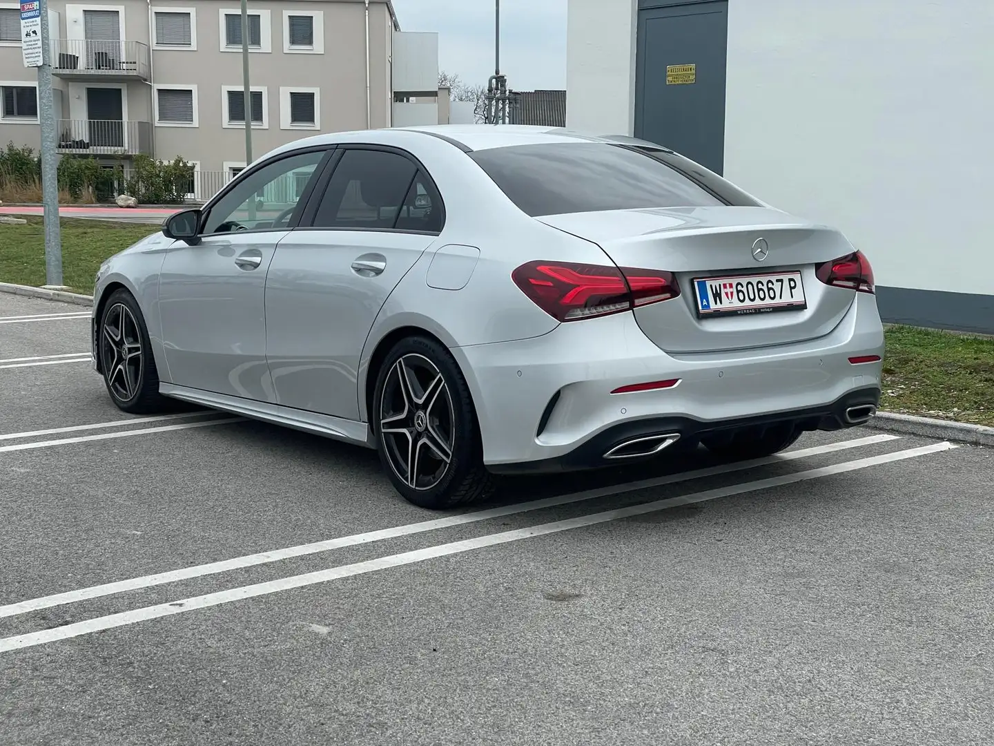 Mercedes-Benz A 200 A 200 Limousine Aut. AMG-Line Silber - 2