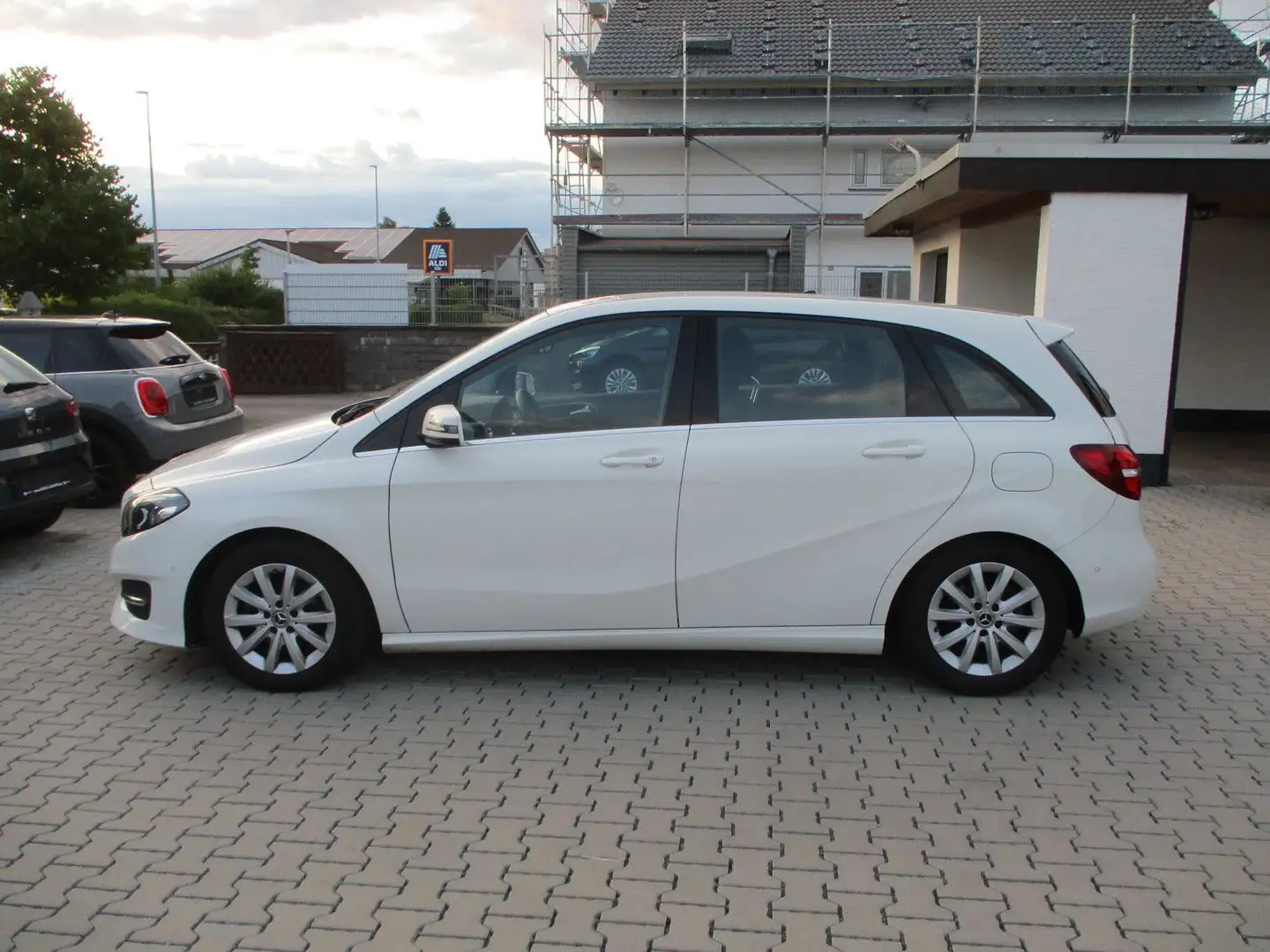 Mercedes-Benz B 180 d DCT Style NAVI LED PDC SITZH TEMP KEYLES Biały - 1
