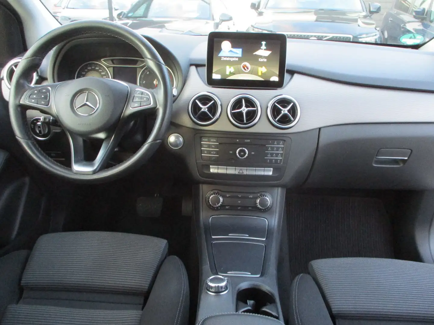 Mercedes-Benz B 180 d DCT Style NAVI LED PDC SITZH TEMP KEYLES Biały - 2