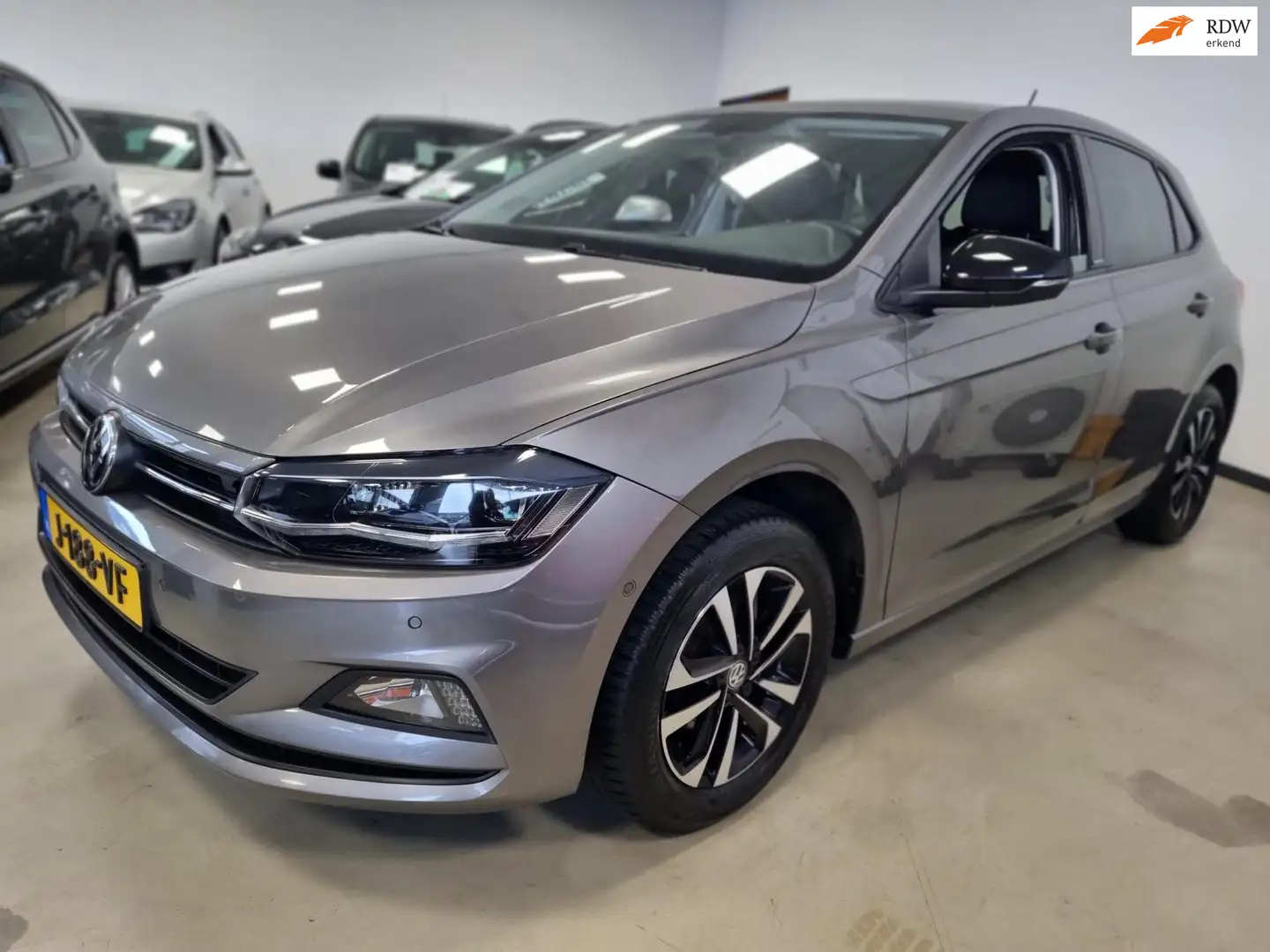 Volkswagen Polo 1.0 MPI COMFORTLINE + BJ020 + 5DRS Gris - 1
