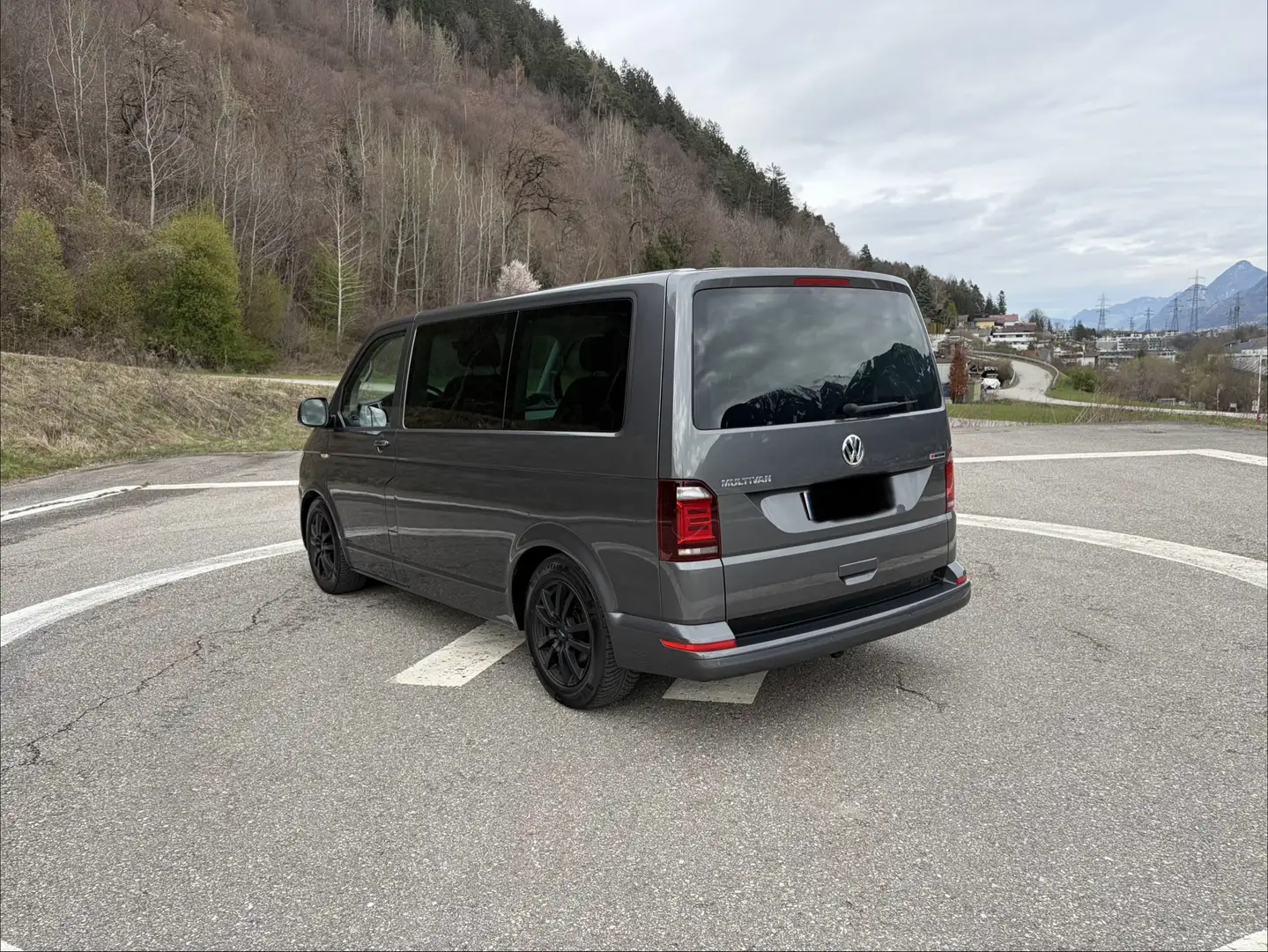 Volkswagen T6 Multivan Edition 2,0 TDI 4Motion (Tauschmotor bei 102000km) Grau - 2